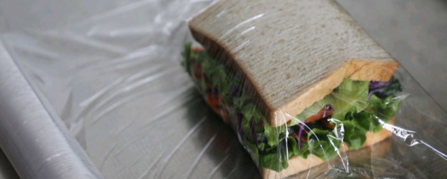 保鲜膜如何包三明治 保鲜膜怎么包三明治