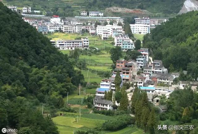 农村的宅基地在父母名下，儿子是城市户口，可以继承吗？