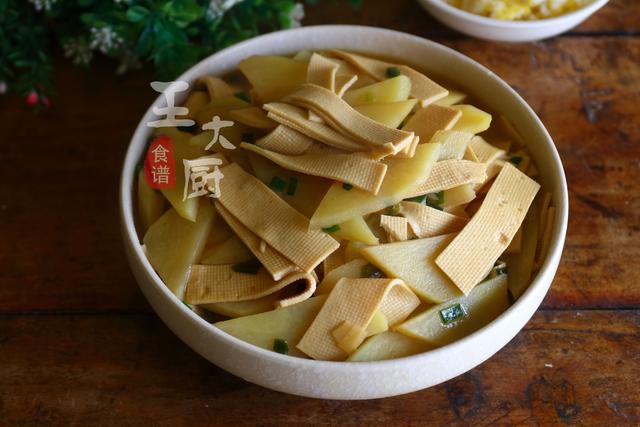 干豆腐炒辣椒土豆片做法大全家常（家常美味小炒土豆片炒干豆腐）