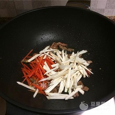 牛肉乌冬面怎么炒（杂蔬牛肉炒乌冬面）