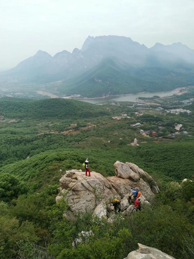 嵩山风景区游玩攻略（嵩山这个地方是每年春天爬山最热门线路）