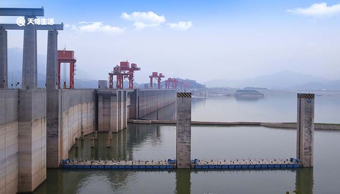 三峡大坝是哪年建成的