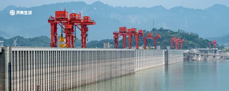 三峡大坝是哪年建成的