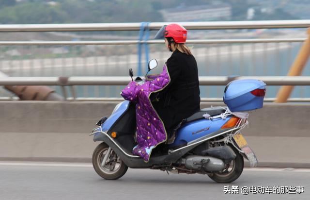 封闭电动三轮车考什么驾照（需注意电动车三轮车走哪个车道）