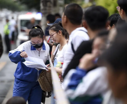 高考选择什么穿着最舒服，除了耐克还有哪些衣服适合在高考的时候穿