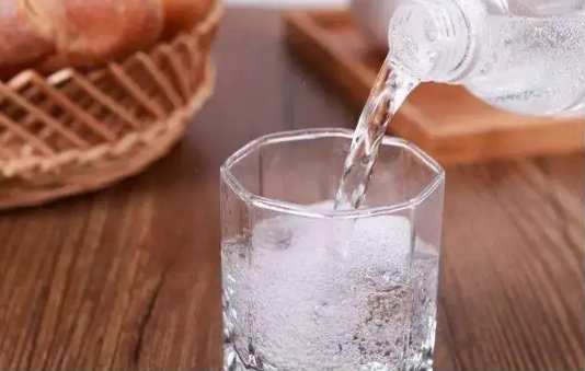 尿酸高喝苏打水有用吗,喝苏打水能降尿酸吗