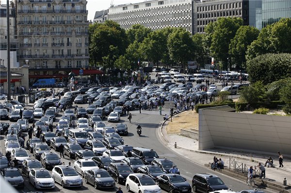 法国出租车反Uber专车引暴动，焚烧砸车成战场！