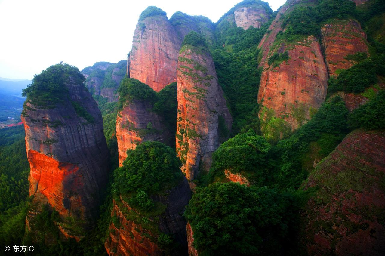 丹霞地貌怎么形成的（七彩丹霞地貌怎么形成的）