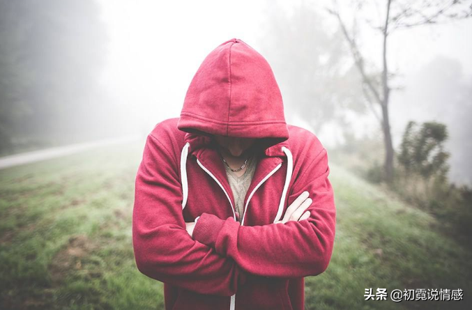 男生暗恋女生的表现细节（当男生喜欢一个女生的表现）