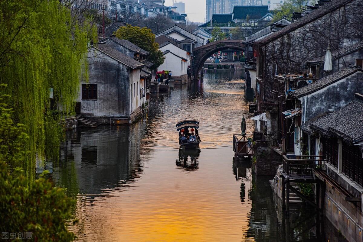 中国最值得去的十大古镇（旅行必去的十大古镇推荐）