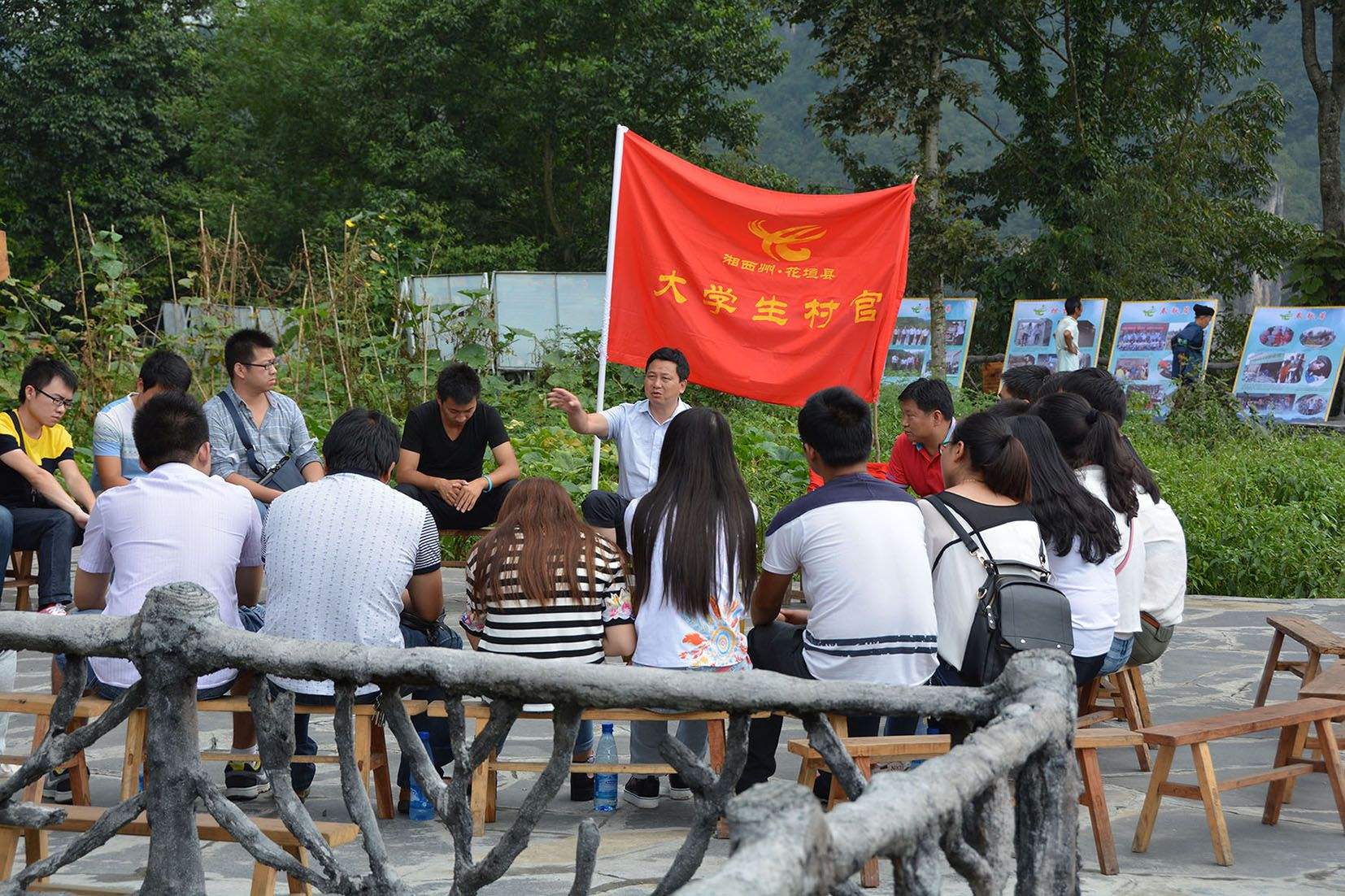 大学生村官工资待遇怎么样（大学生村官可以转成公务员吗）