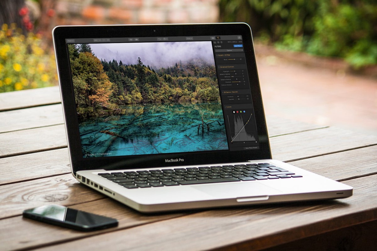 雷蛇 Blade Stealth 与苹果 MacBook Pro 笔记本电脑该如何选择