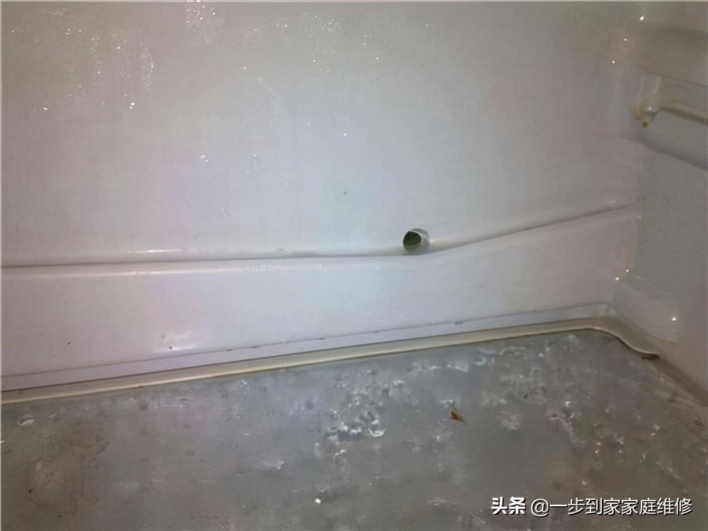 冰箱排水孔堵塞怎么清理（冰箱的排水孔堵住了怎么办）