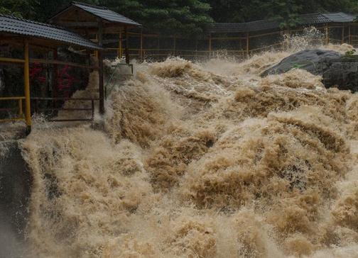 梦见来势汹汹的大洪水（梦见山洪爆发预示着什么）