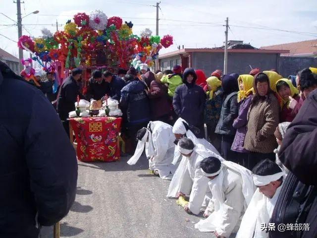 父母去世三年内不能干啥（老人去世三年之内不能串门走亲戚）