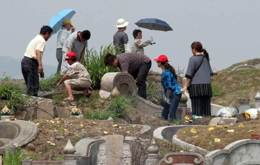 从墓地回来回家禁忌（去完墓地回家要注意什么）