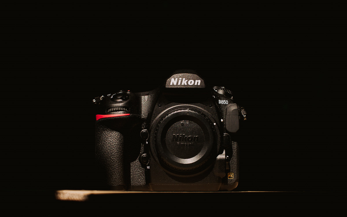 Nikon D850，尼康首款背照式全画幅传感器相机