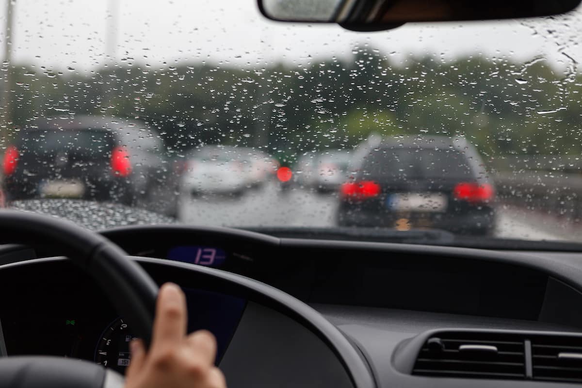 雨天车内玻璃起雾怎么解决