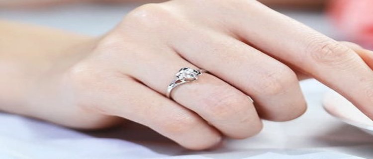 结婚戒指带左手还是右(结婚戒指带左手还是右手无名指)