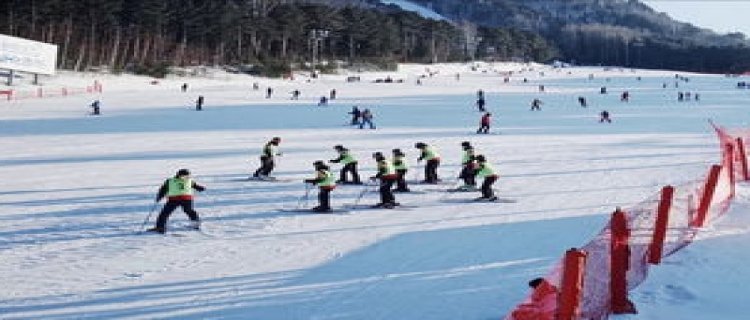 滑雪服里面穿卫衣还是毛衣