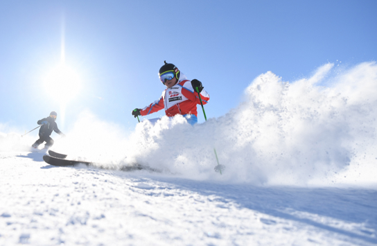 滑雪服直接套在自己衣服外面吗1