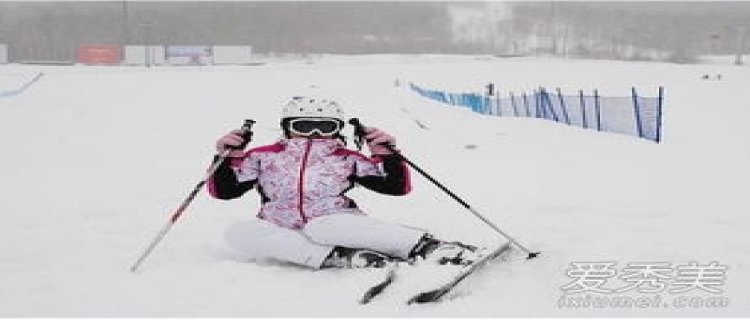 滑雪服直接套在自己衣服外面吗 滑雪服里面穿自己的衣服吗