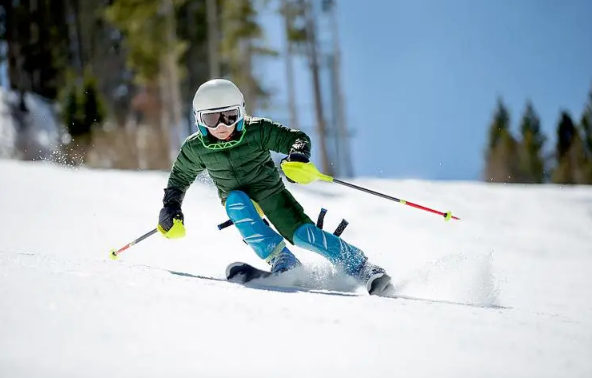 滑雪护目镜戴在头盔里面还是外面1