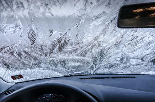 车窗结冰开冷风还是热风，车窗结冰开AC还是暖风