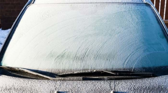 车窗结冰雨刮器会刮坏玻璃吗（车窗结冰可以用雨刮器刮吗）