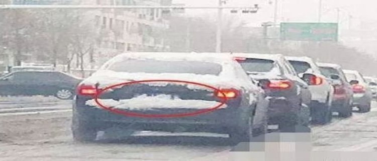 下大雪开车车牌被雪覆盖了(下大雪开车车牌被雪覆盖了会被拍照吗)