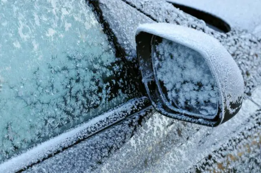 车窗结冰喷玻璃水有影响吗（车窗结冰能喷玻璃水吗）